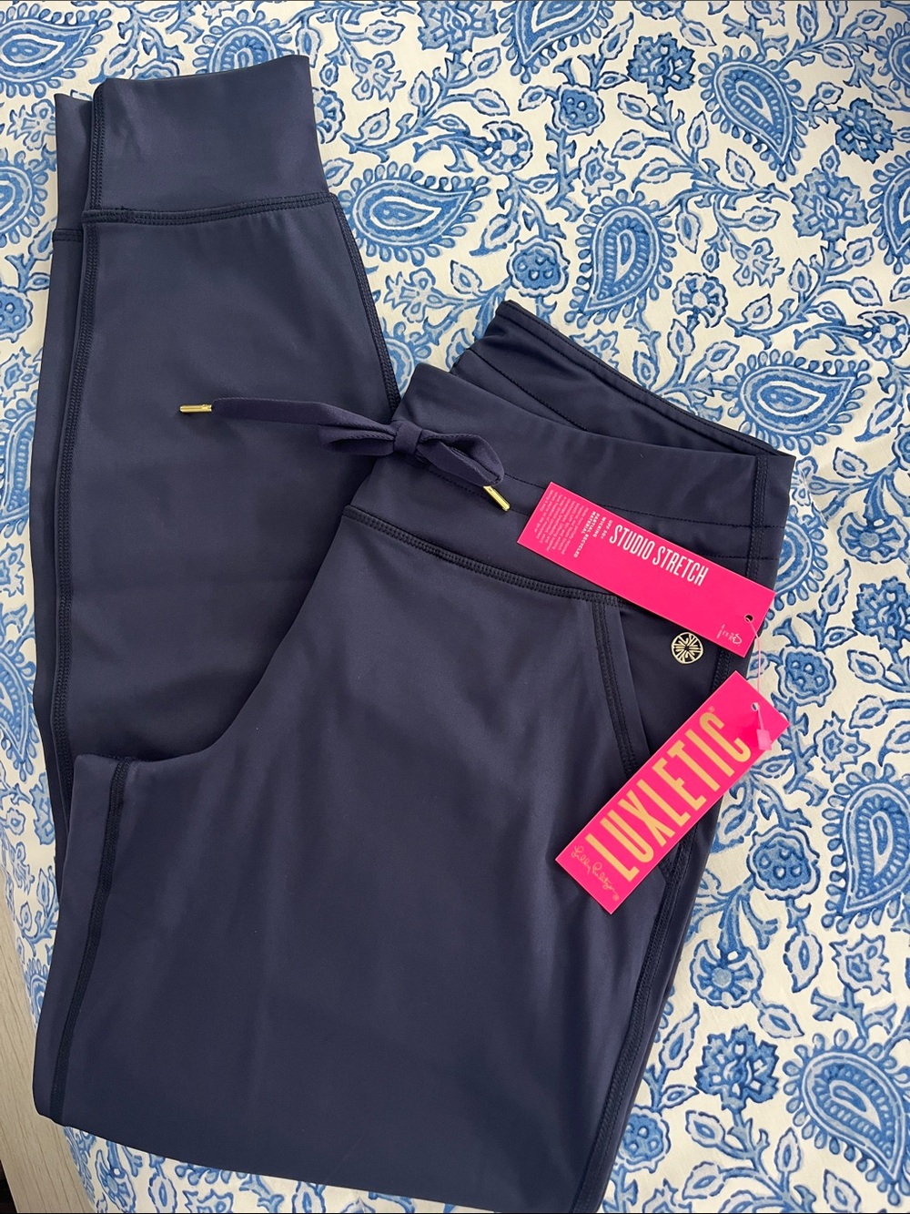 🦋LILLY PULITZER luxletic navy NWT joggers in size medium🦋